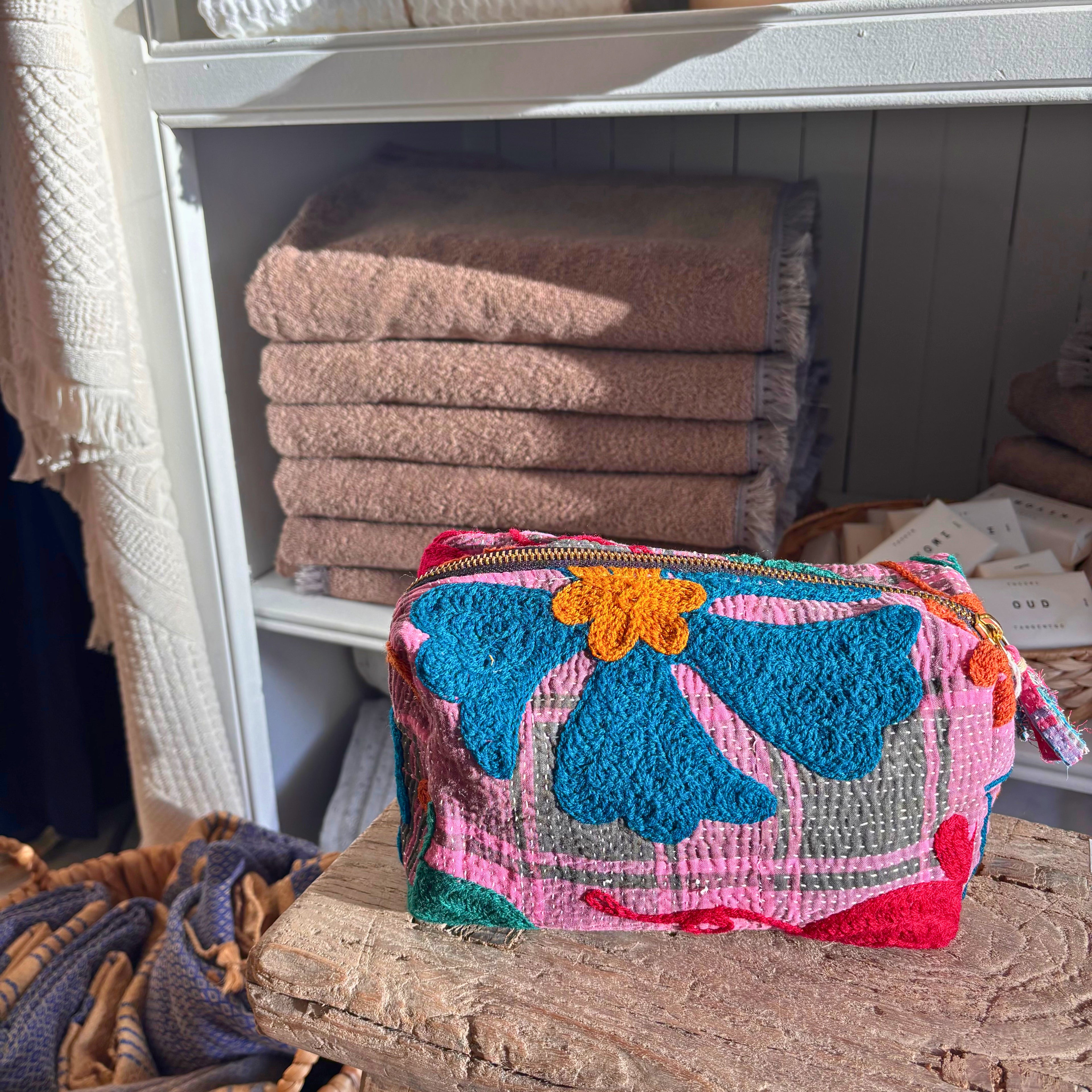Trousse medium en kantha brodée - Rose